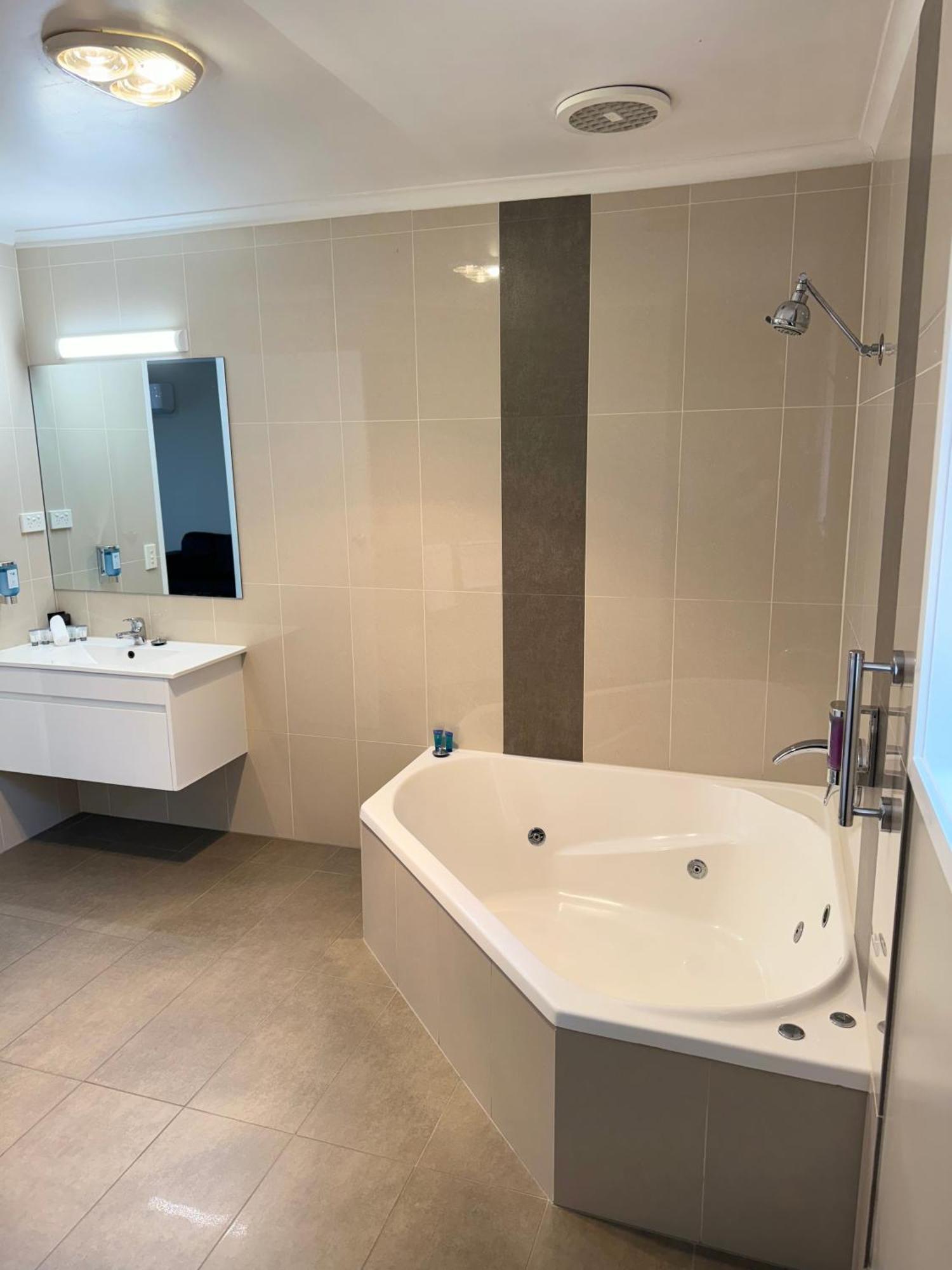 Blue Whale Motor Inn&Apartments Warrnambool Extérieur photo